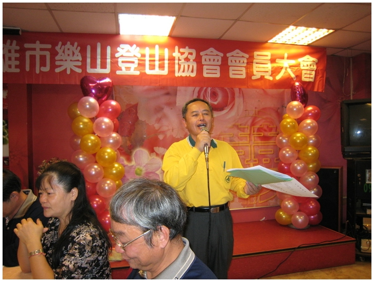 2010-12-18 下午 07-08-07邊吃邊開會.JPG